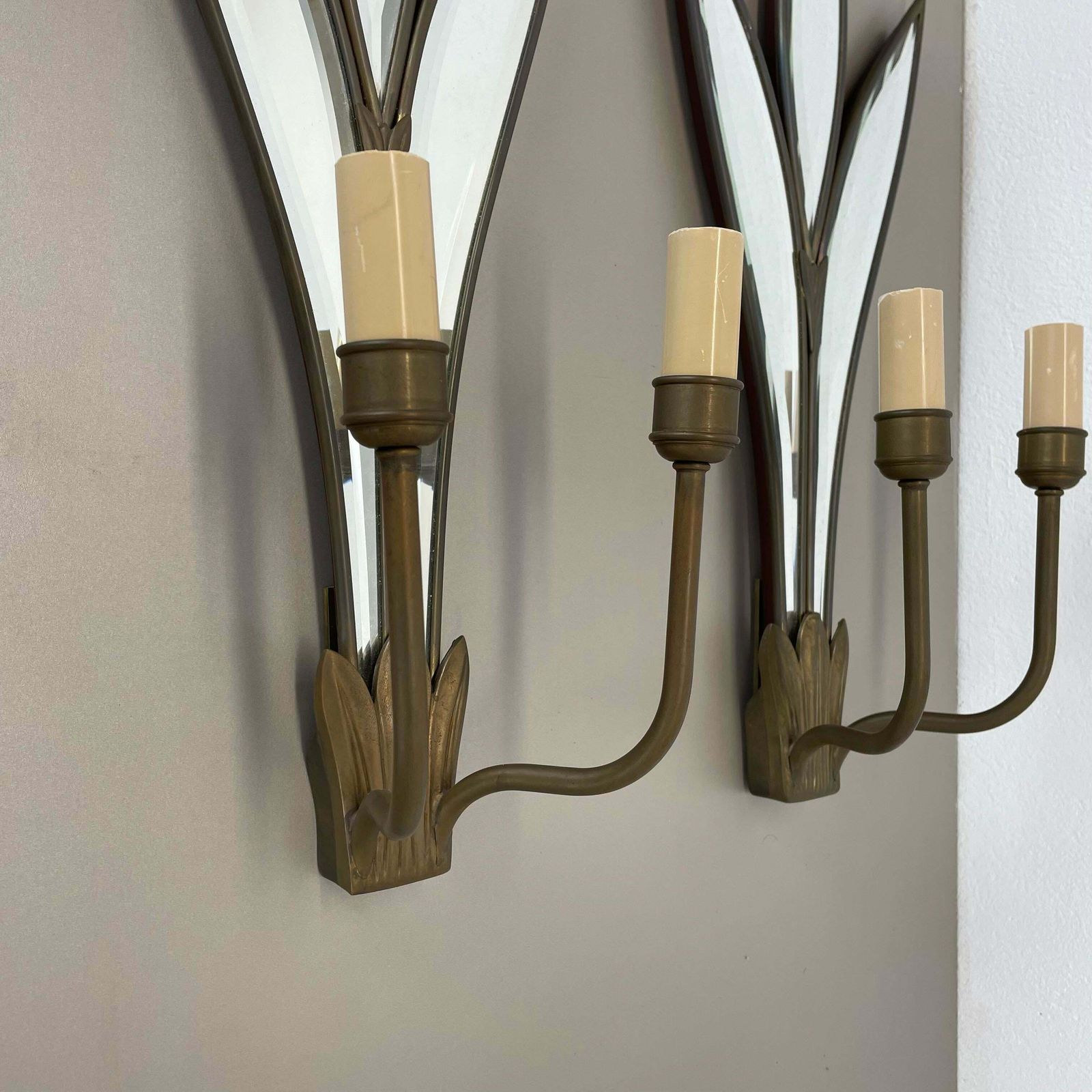 Set Of Two Xxl 56cm Floral Mirror And Bronze Theatre Wall Light, France 1970 No1 photo vinterior