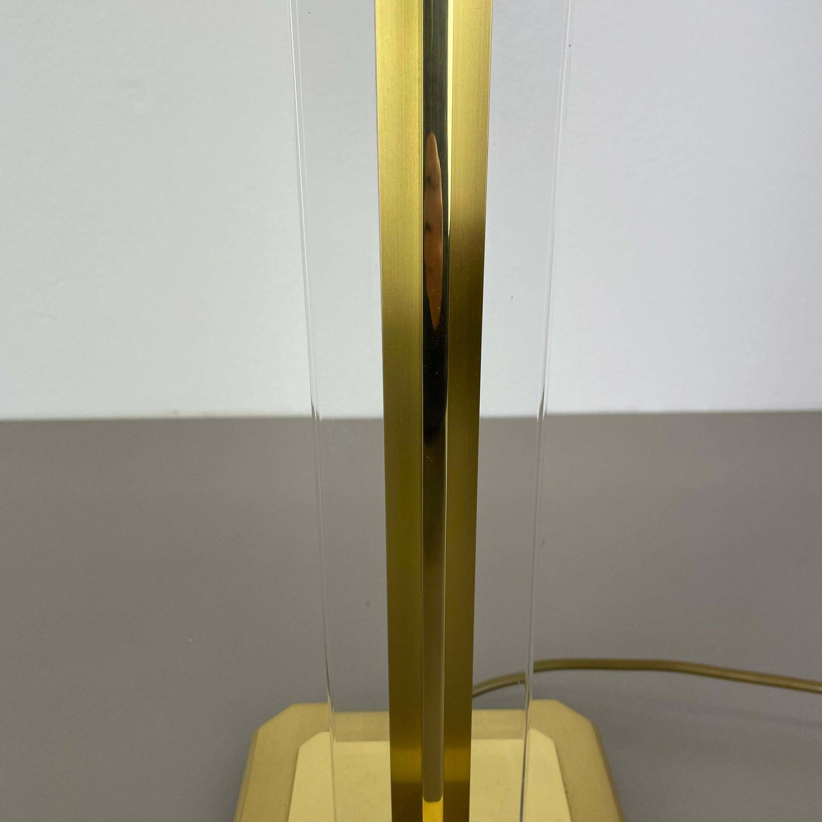 Heavy 71cm Hollywood Regency Style Brass And Acryl Table Light, Italy 1970s photo vintage