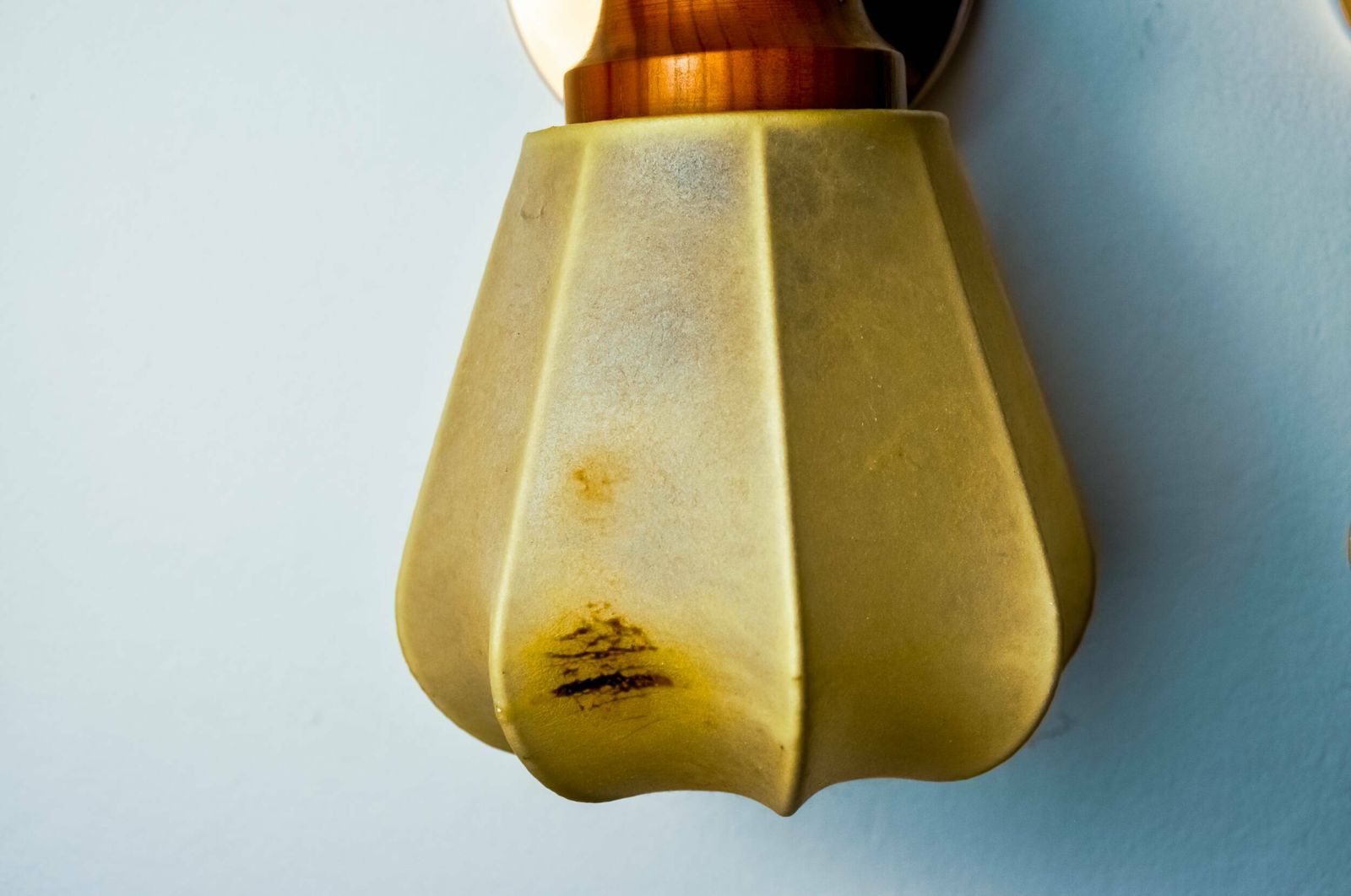 photo furniture Pair Of Articulated "Cocoon" Wall Lights, Resin And Pine, Italy, 1970