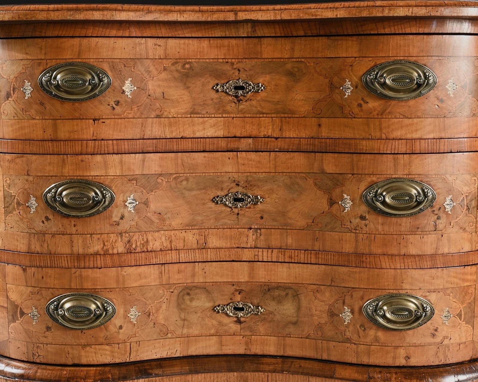 Rare Mid 18th Century German Walnut Pewter And Ivory Marquetry Serpentine Commode photo vinterior