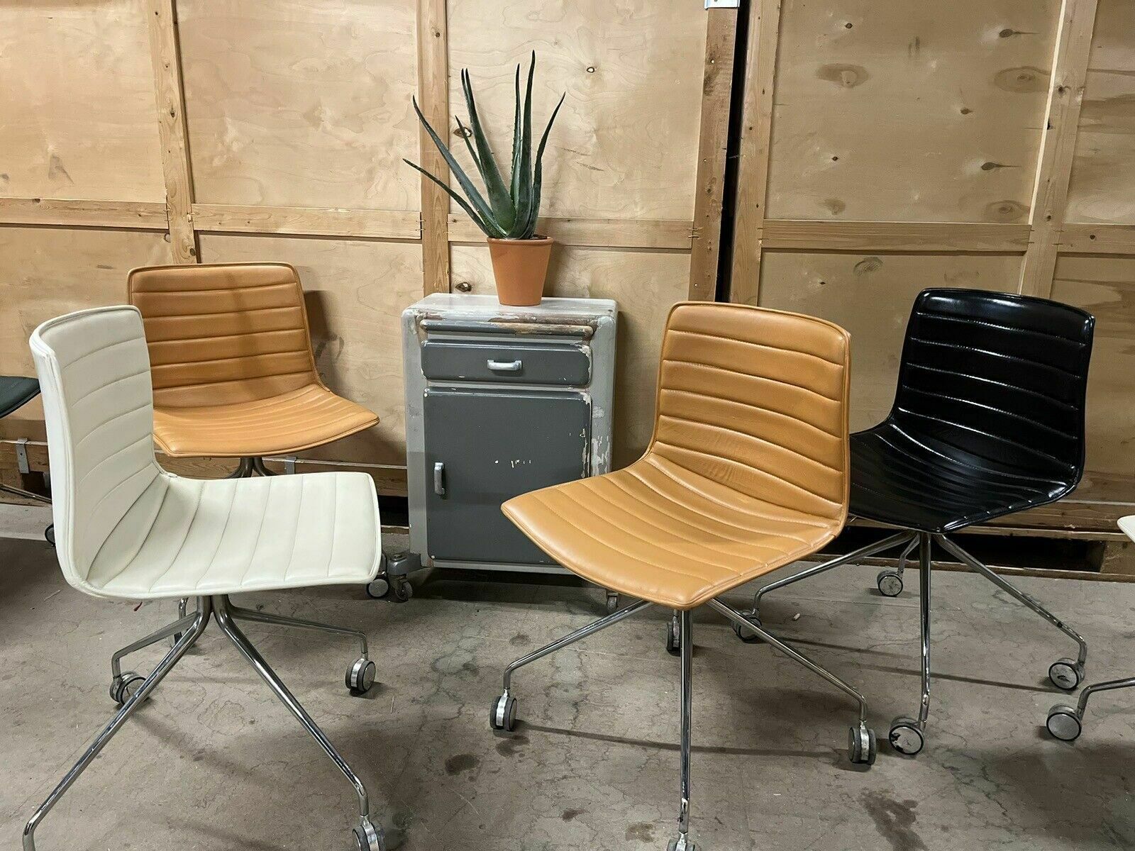 Arper Catifa 46 Studio / Office Chair Tan Leather photo vintage