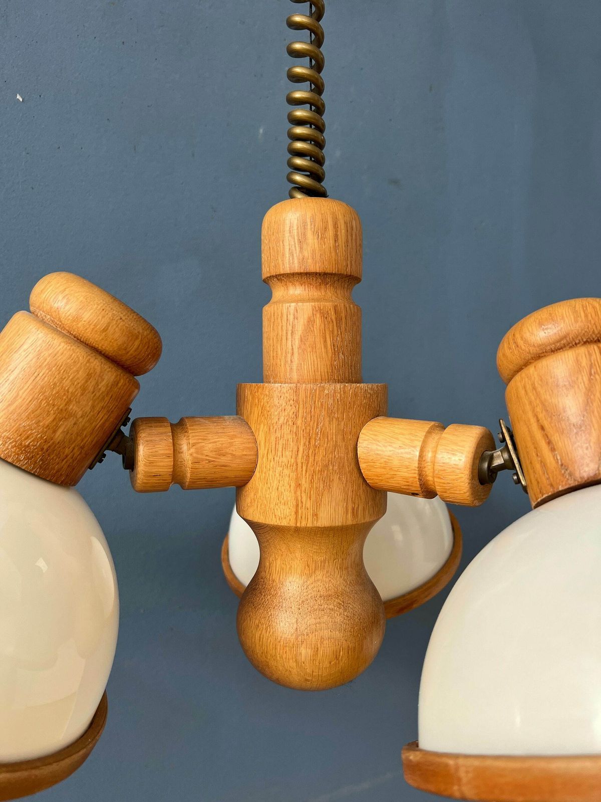 photo furniture Mid Century Houten Steinhauer Hanglamp Met Drie Plexiglazen Kappen