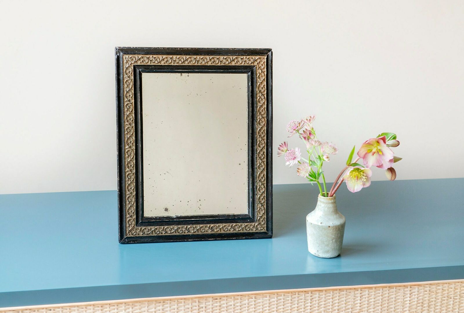 Antieke Franse Spiegel Met Gesneden Houten Lijst, Kleine Decoratieve Spiegel Met Gebruikssporen, Wandspiegel, Landelijke Stijl photo for sale