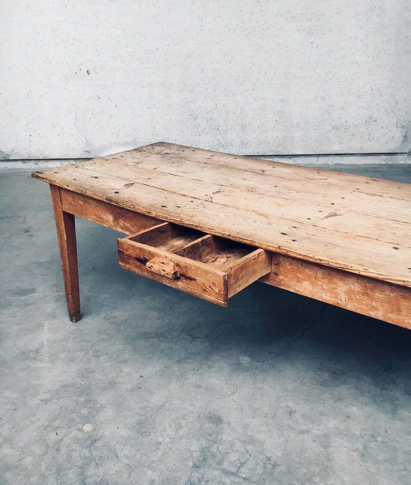 photo furniture Franse Country Design Grenen Eettafel Met Lade, Frankrijk Ca. Jaren 1930