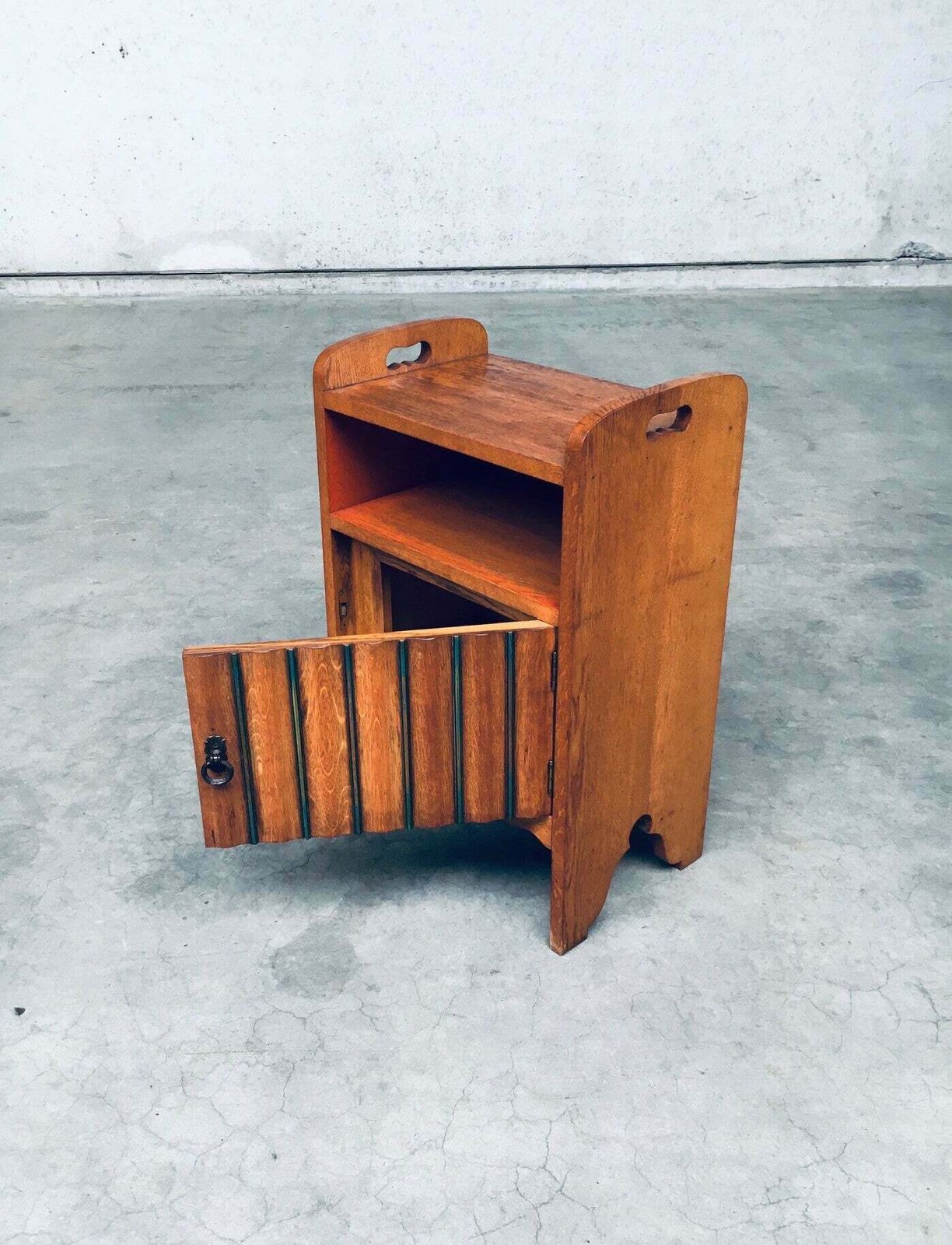 photo furniture Amsterdam School Design Nachtkastje, Nederland, Jaren 1920