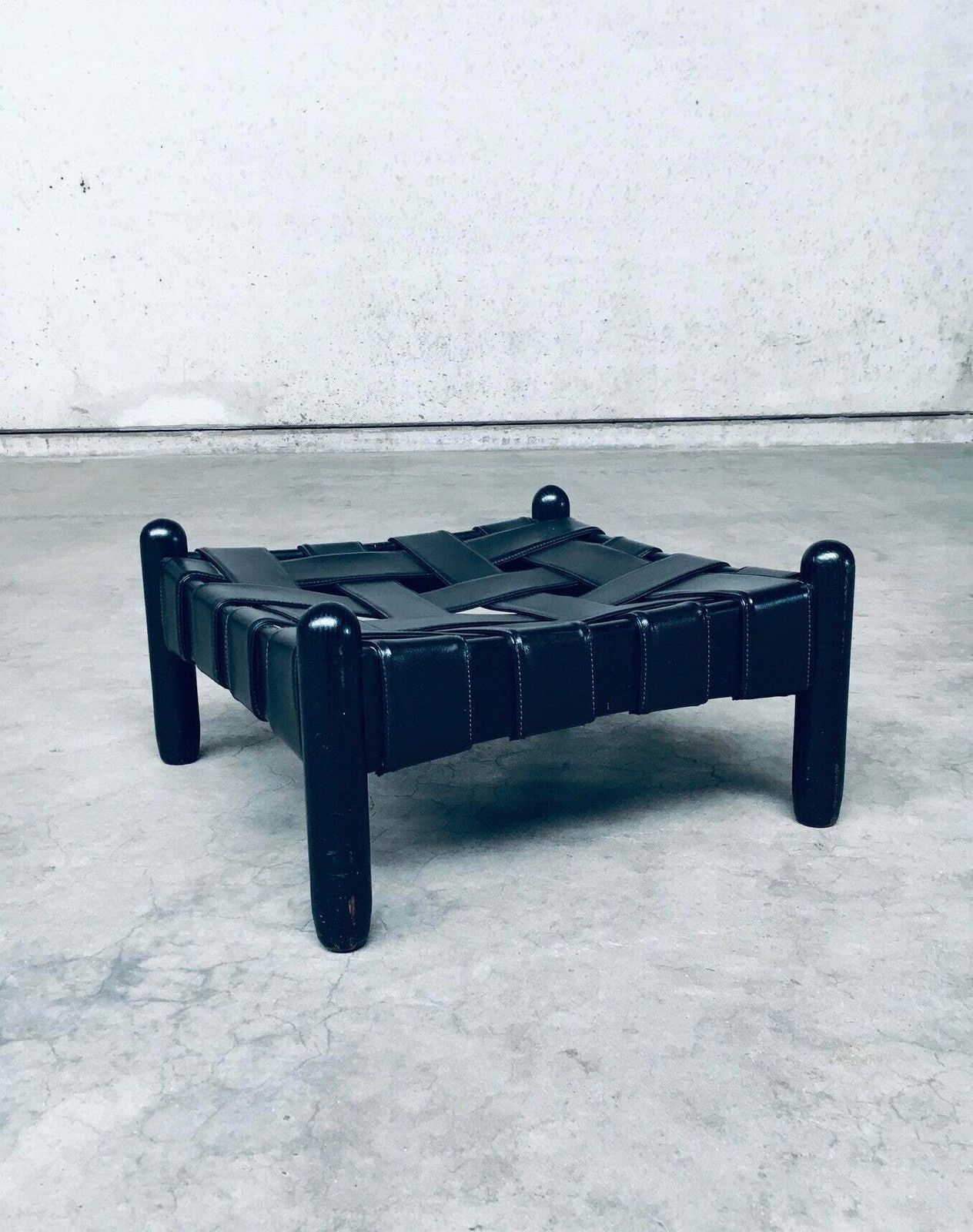 Braziliaanse Stijl Design Hocker In Zwart Gebeitst Hout En Leer photo 350.0