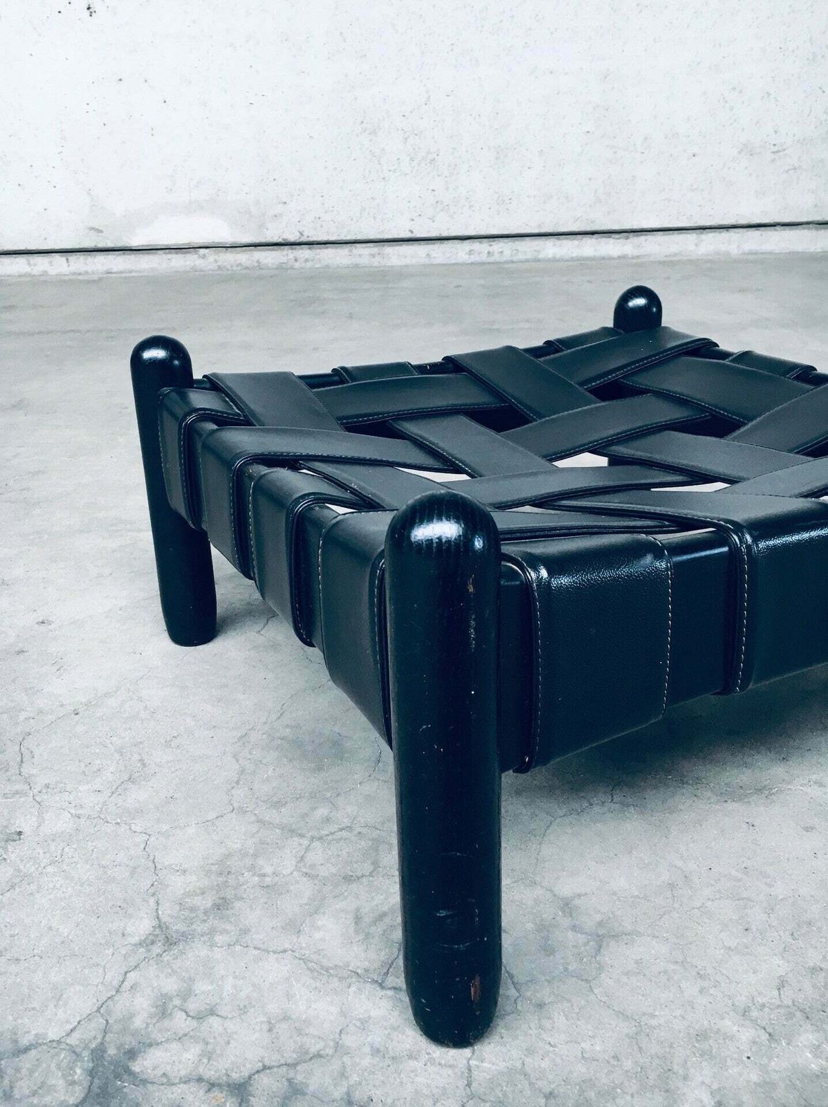 photo furniture Braziliaanse Stijl Design Hocker In Zwart Gebeitst Hout En Leer