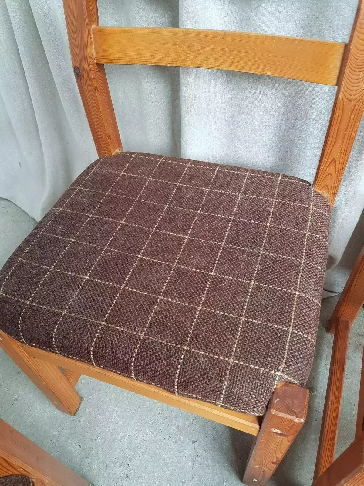 photo vinterior Vtg Late Mid Century Danish Set Of 4 Solid Pine Brutalist Dining Chairs R439
