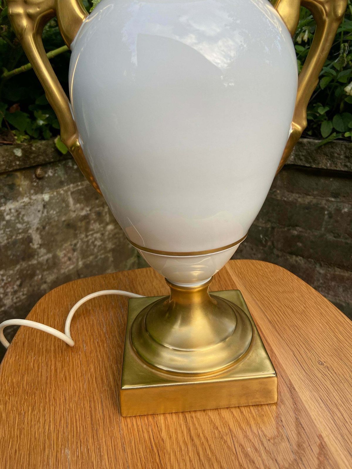 Stunning Vintage White And Gold Ceramic Table Lamp In An Ancient Urn Style. Excellent Condition. Working Lamp. Made In Portugal photo 85.0