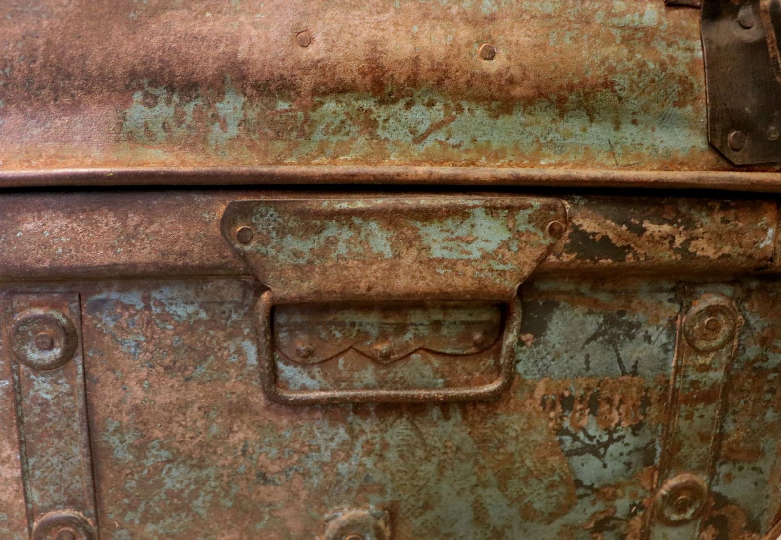 photo vintage A Lovely Vintage Metal Trunk Which Has Been Later Hand Sign Written With The Porsche Emblem.