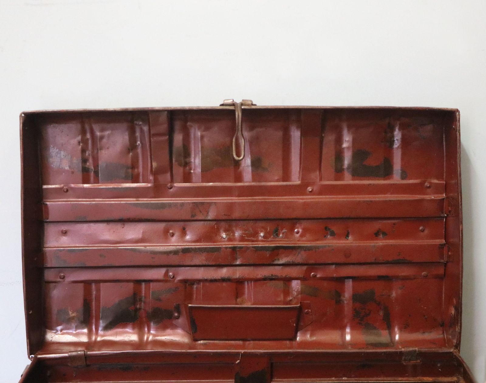 photo buy A Lovely Vintage Metal Trunk Which Has Been Later Hand Sign Written With The Harley Davidson Emblem.