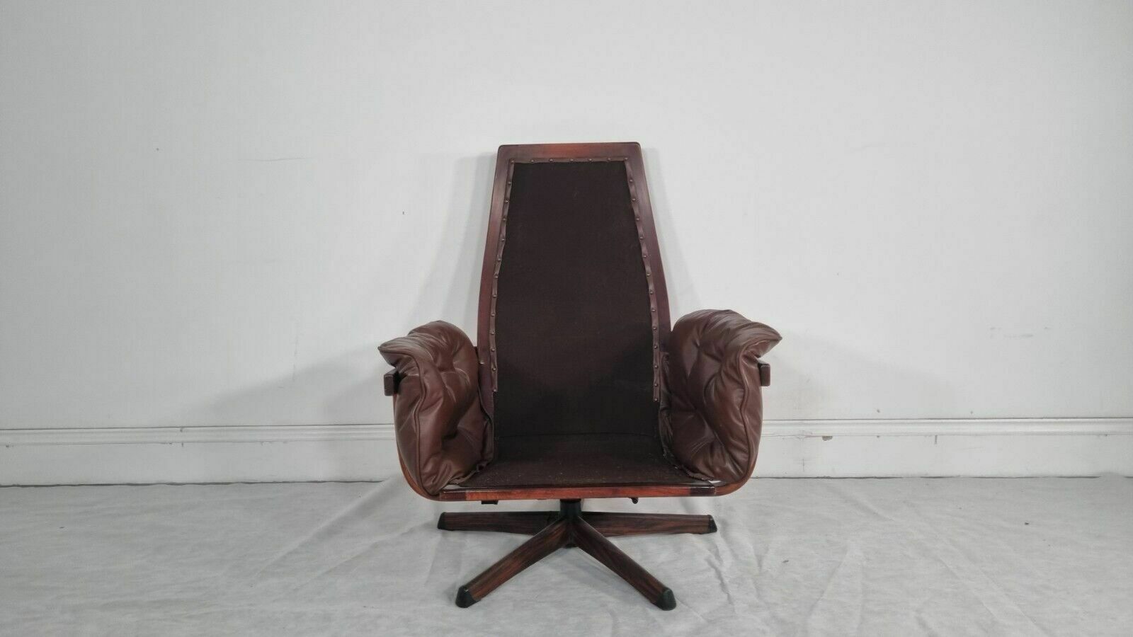 photo furniture Vintage Gote Mobler Nassjo Armchair In Brown Leather