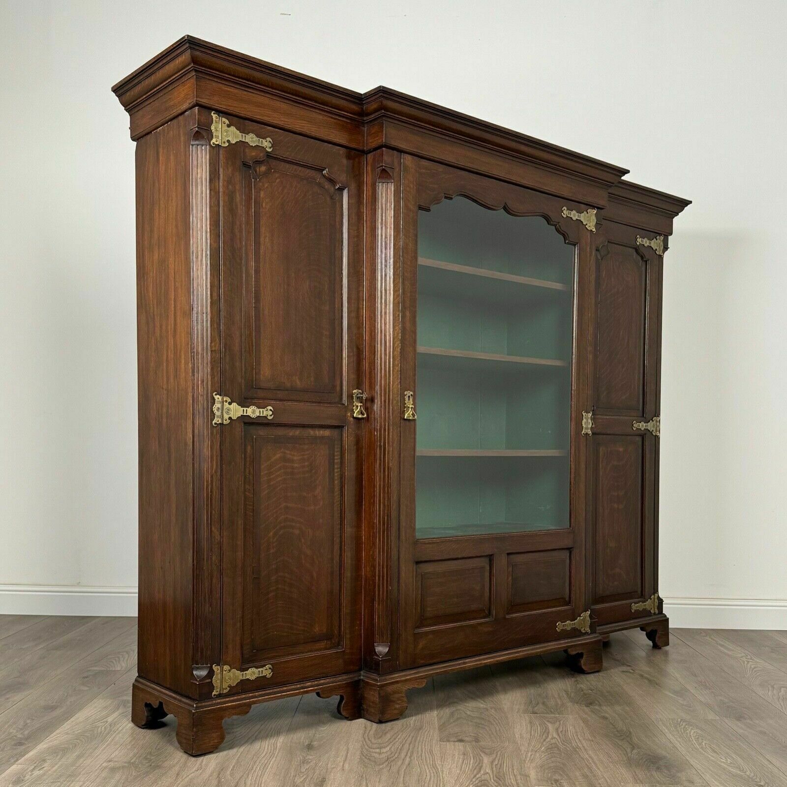 photo furniture Antique 20th Century Fine Quality Cabinet In Oak