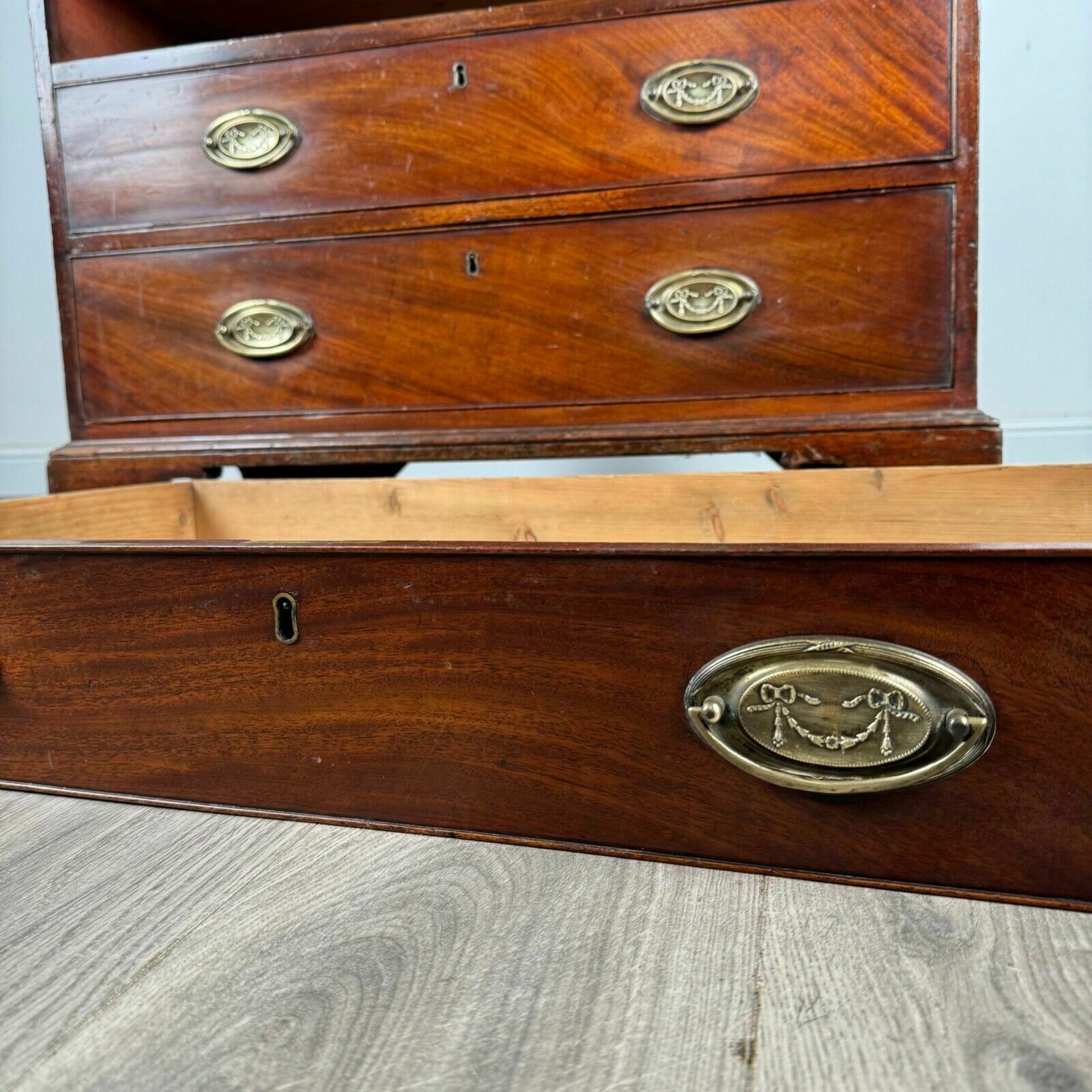 Furniture Antique 18th Century Chest Of Drawers In Mahogany photo