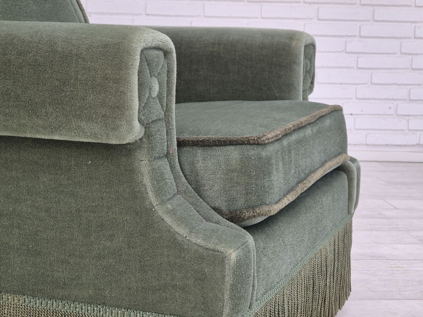 Jaren 1970, Deense Wingback Fauteuil, Ongerestaureerde Staat, Meubelvelours, Beukenhout. photo for sale