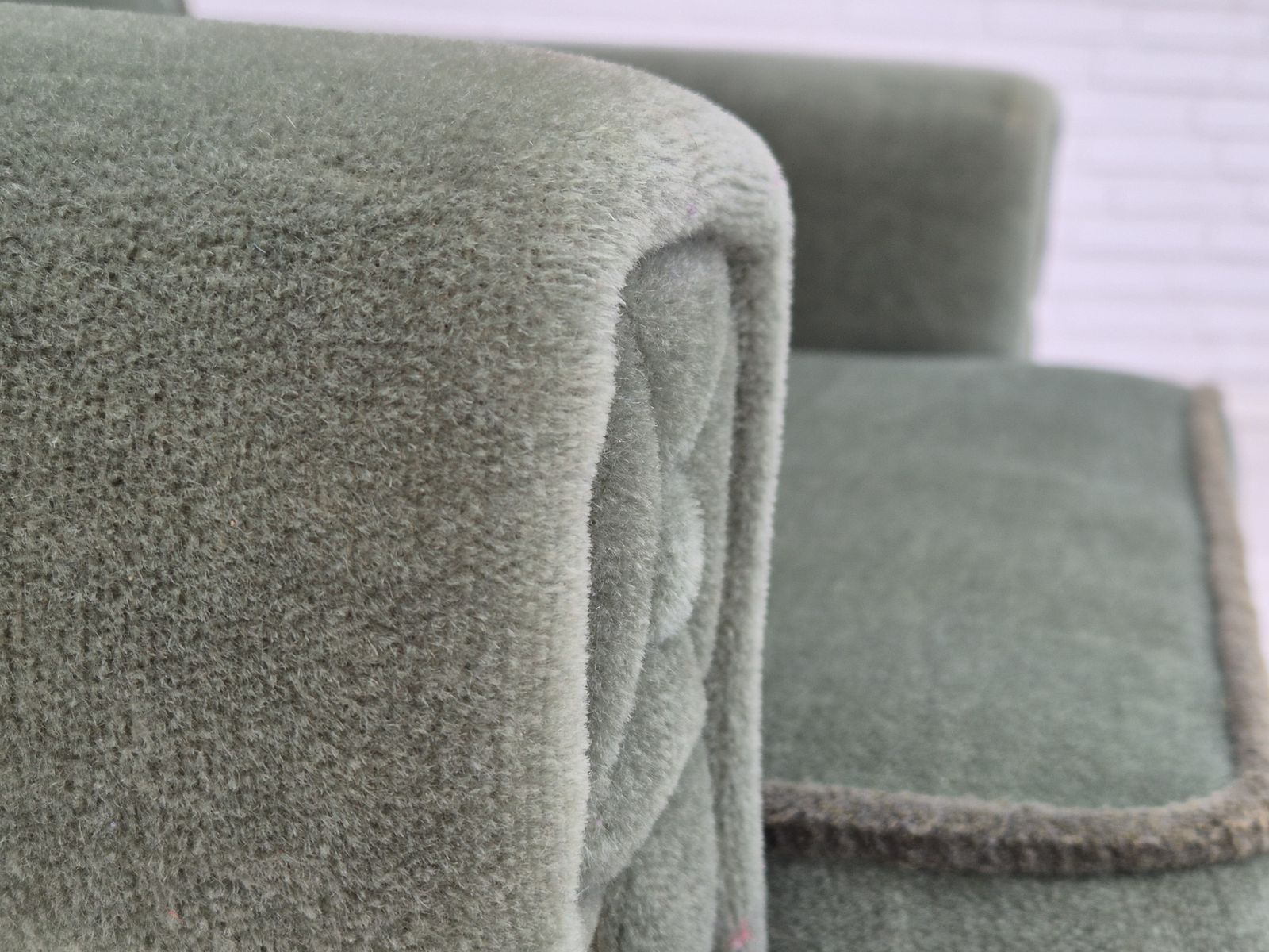 Jaren 1970, Deense Wingback Fauteuil, Ongerestaureerde Staat, Meubelvelours, Beukenhout. photo buy