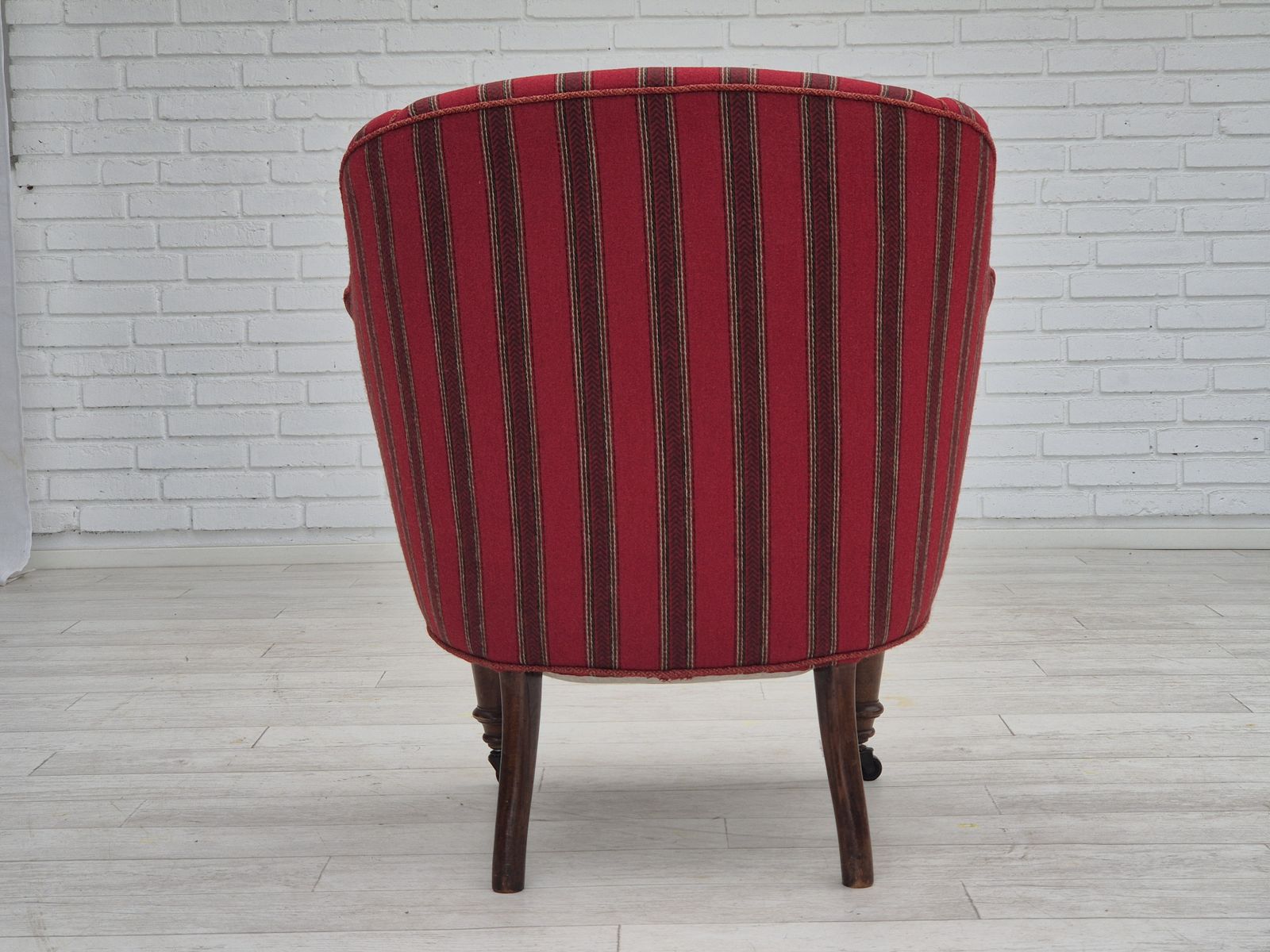 photo vinterior 1950s, Danish Lounge Chair, Original Condition, Red Furniture Wool.