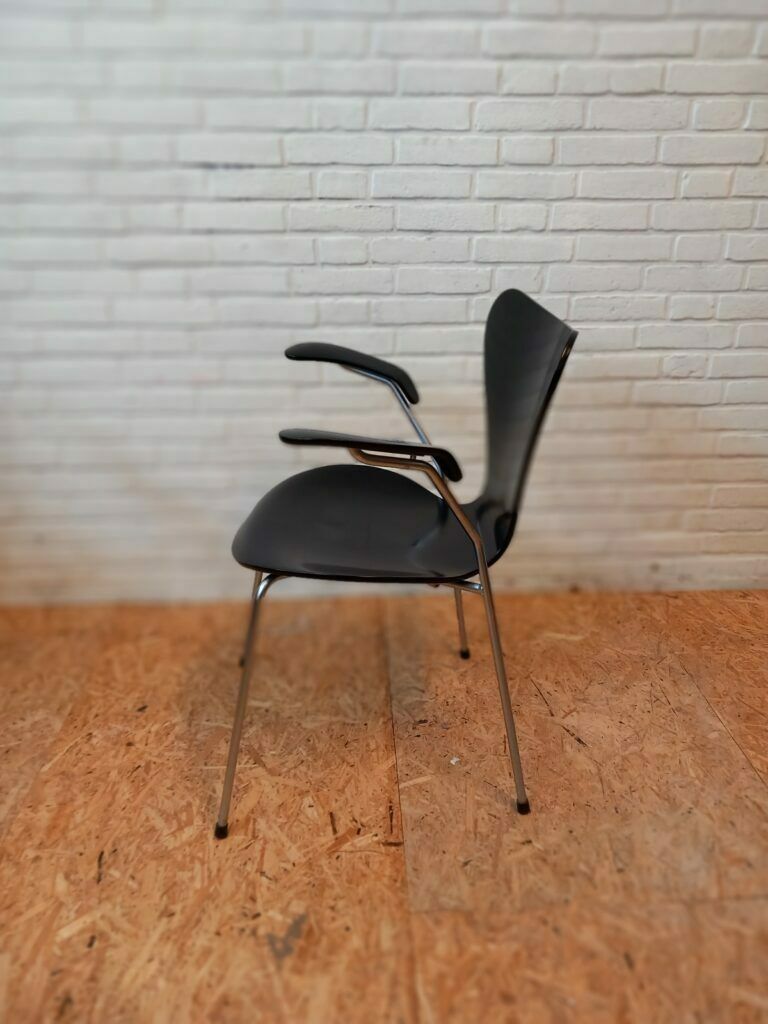 Set Of 4 Arne Jacobsen Chairs 3107 With Armrests photo for sale