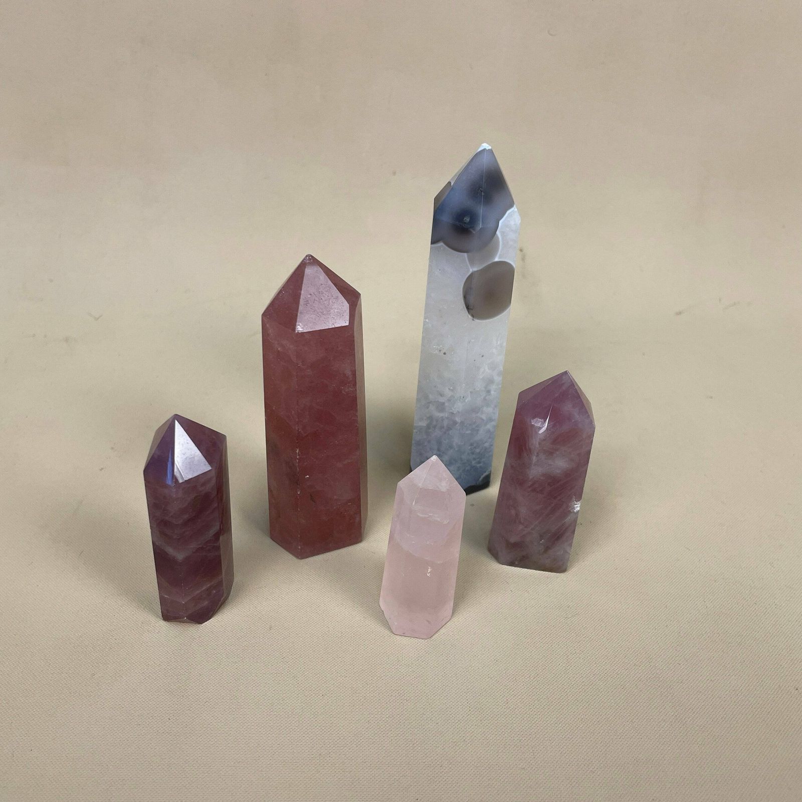photo furniture 5 Pieces Of Natural Quarts Crystal Stone Towers Pink White Polished Gemstone Decorative Patterned Stones Set Multicoloured