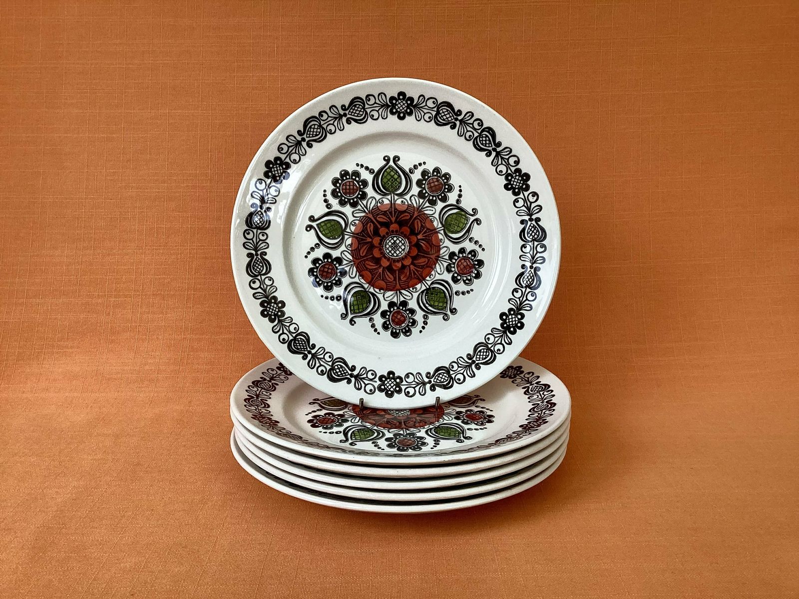 photo for sale Broadhurst Kathie Winkle ‘Romany’ Dinner Plates (Set Of 6), Grade 1 Condition, 1975 Kathie Winkle Romany Dinner Plates, Retro Plates
