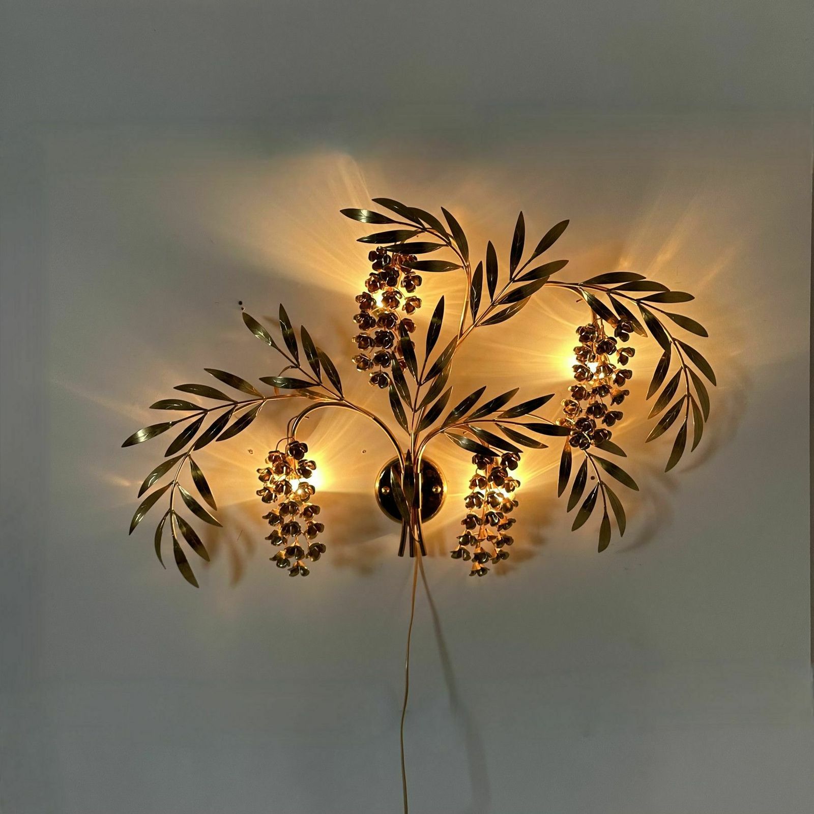 Grote Italiaanse Floraal Vergulde Wandlamp, Ca. Jaren 1970 photo for sale