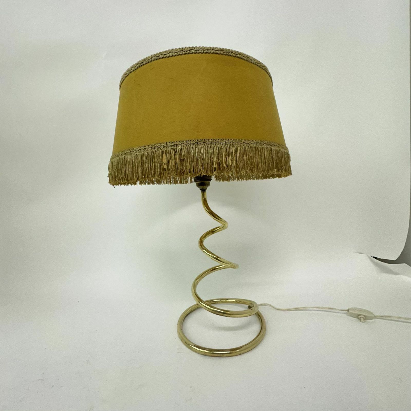 photo furniture Mid Century Messing Spiraal Tafellamp, Ca. Jaren 1950