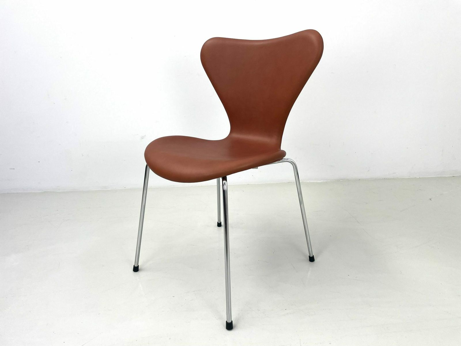 Butterfly Chair By Arne Jacobsen For Fritz Hansen photo vinterior
