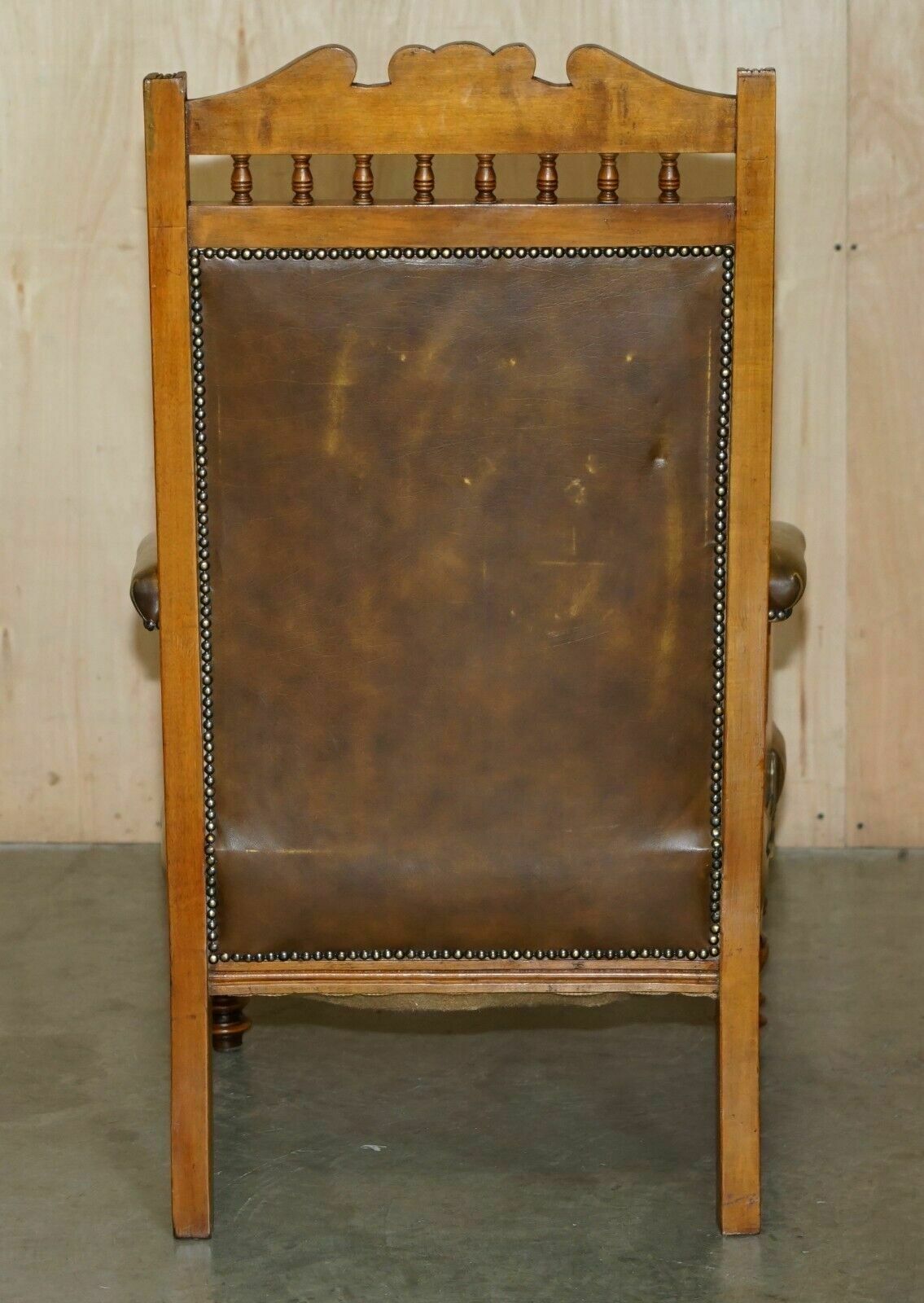 photo vintage Stunning Vintage Chesterfield Tufted Petrol Brown Leather Library Armchair