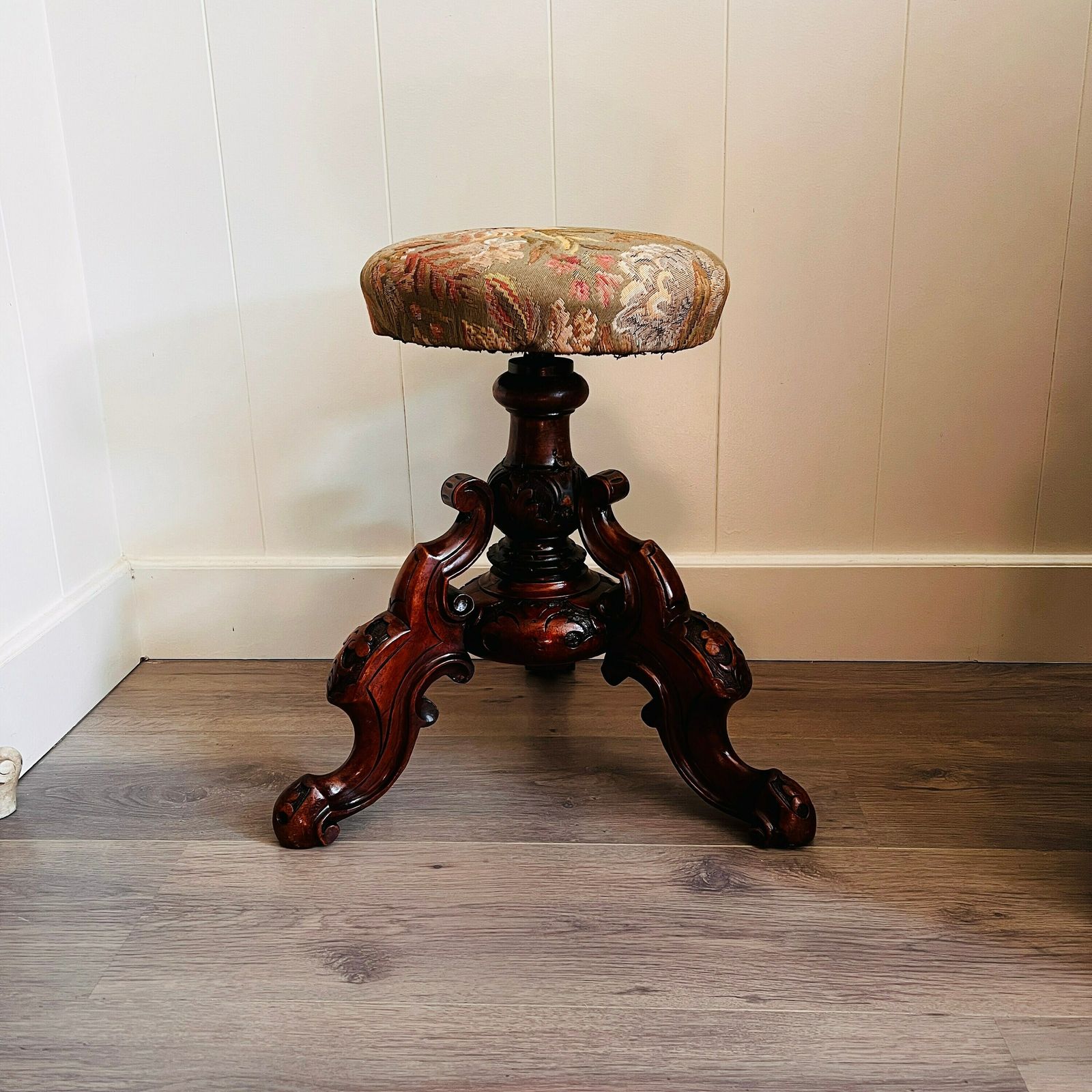 Antieke Pianokruk – Victoriaans Tijdperk photo furniture