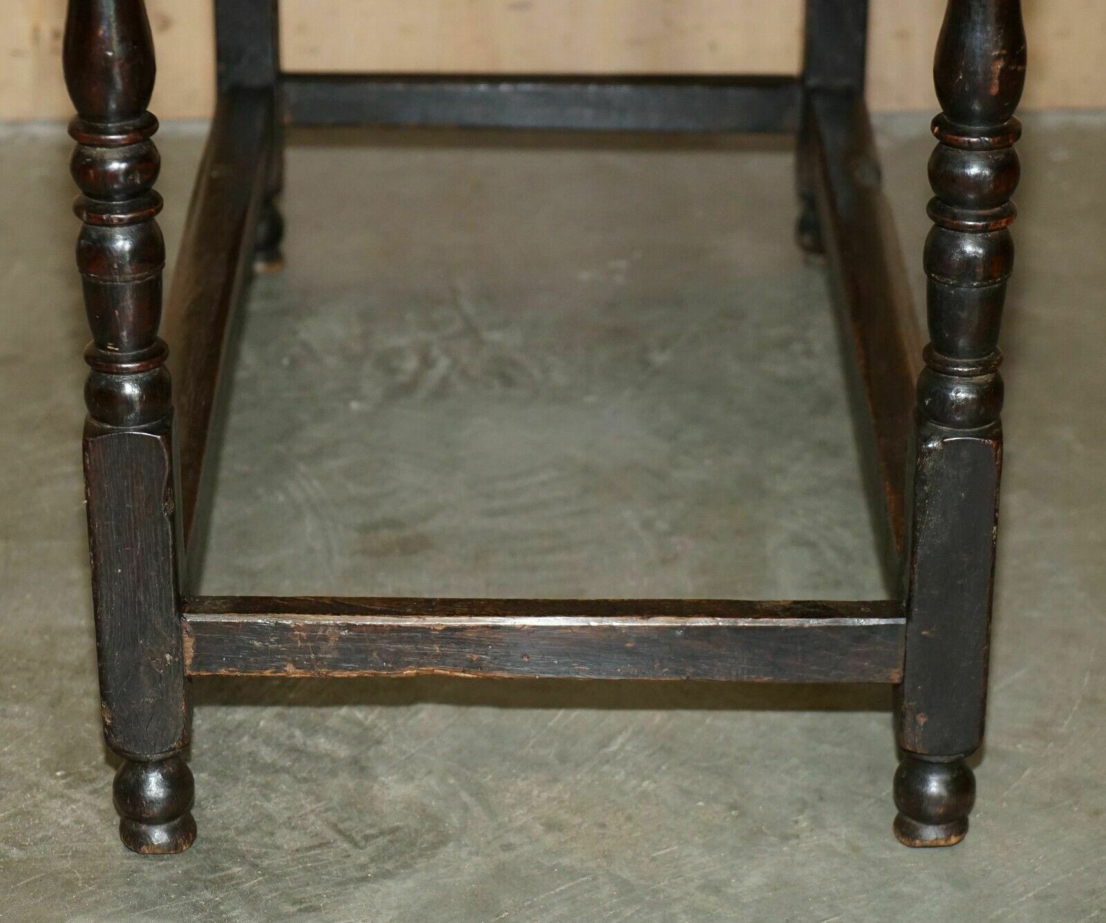 photo vinterior Antique English 18th Century Jacobean Centre Table With Ornately Carved Apron