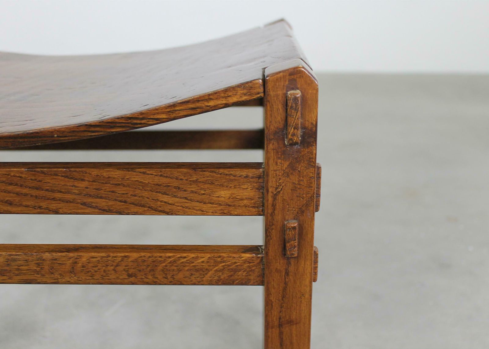 photo vintage Giuseppe Rivadossi Set Of Two Oak Wood Stools By Officina Rivadossi 1970s