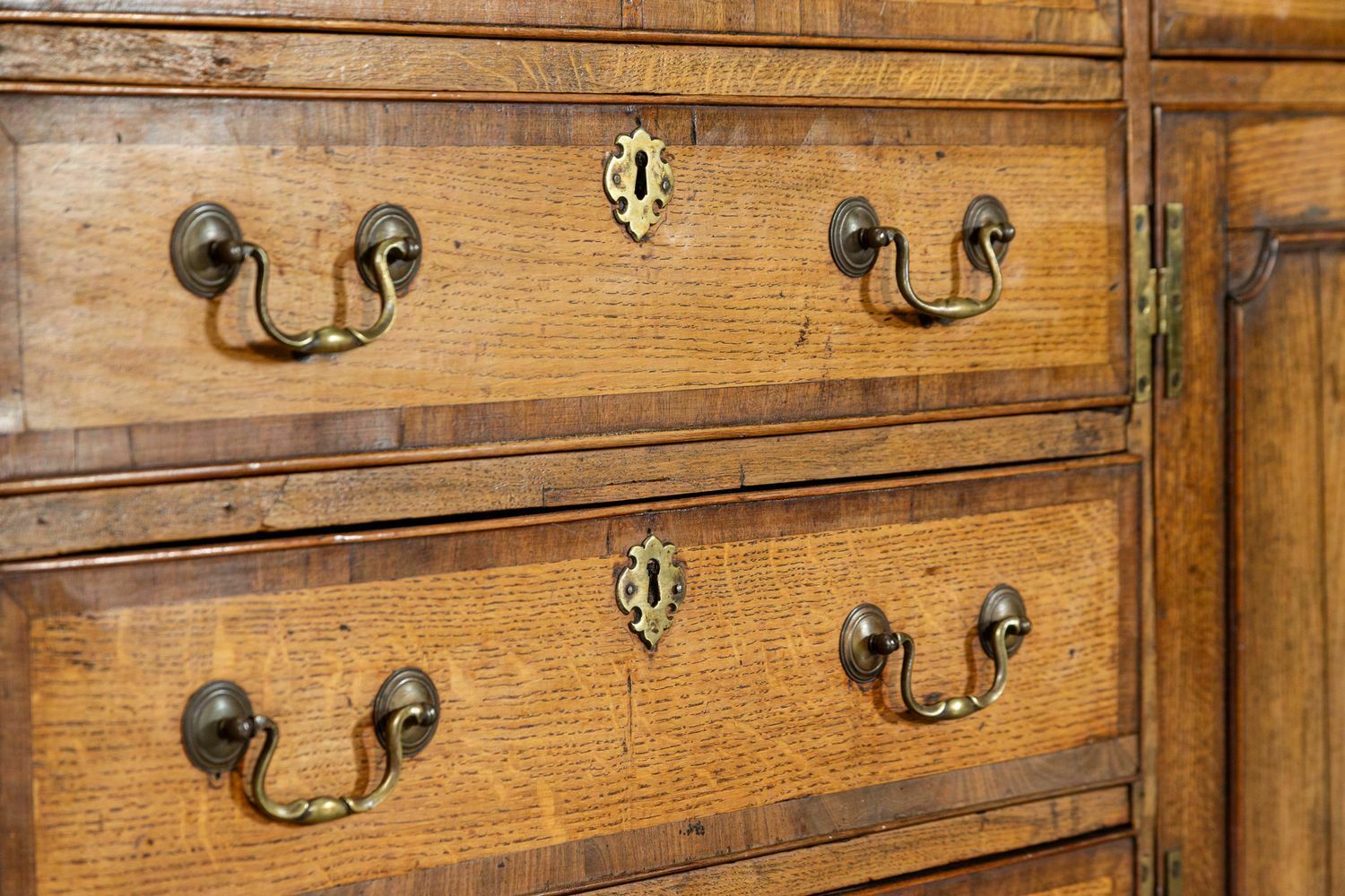 photo vinterior Large English George III Oak & Mahogany Dresser Base