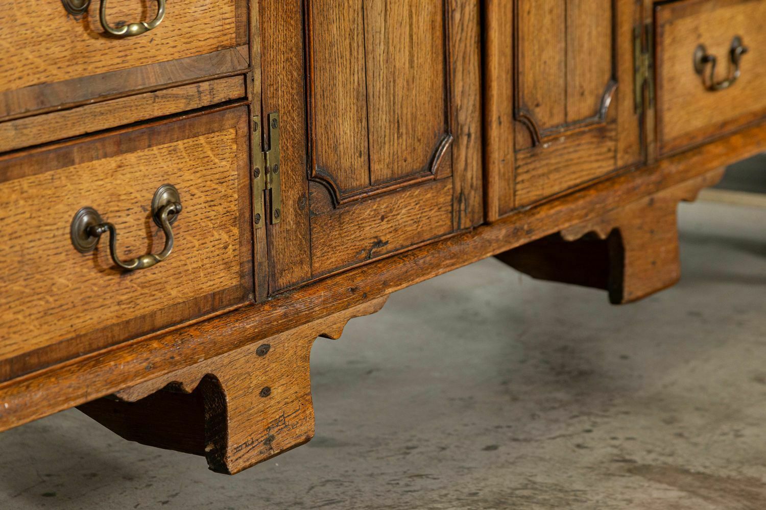 photo vintage Large English George III Oak & Mahogany Dresser Base