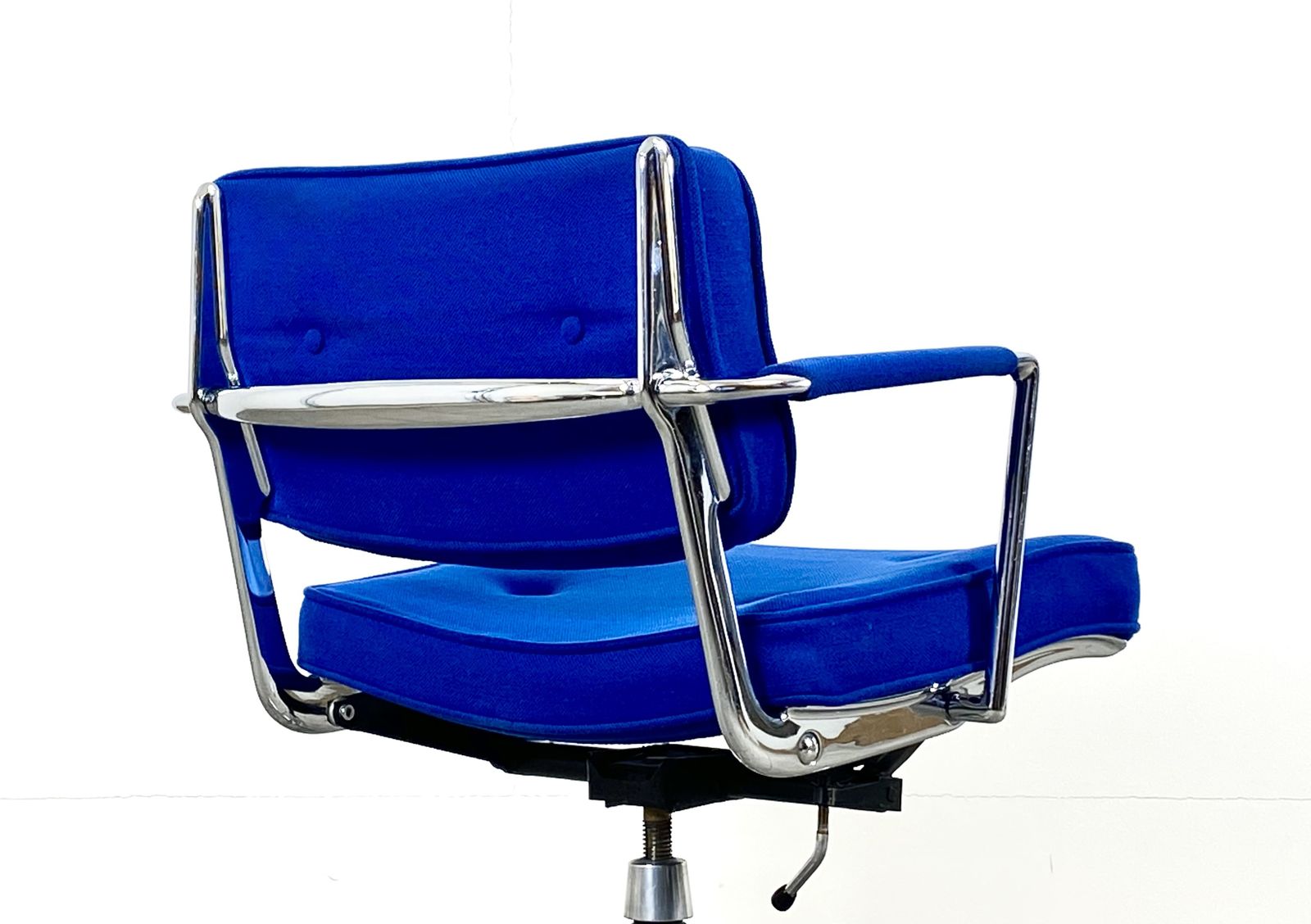 Es102 Intermediate Chair Designed By Charles &Ray Rames For Herman Miller 1960ies photo Furniture