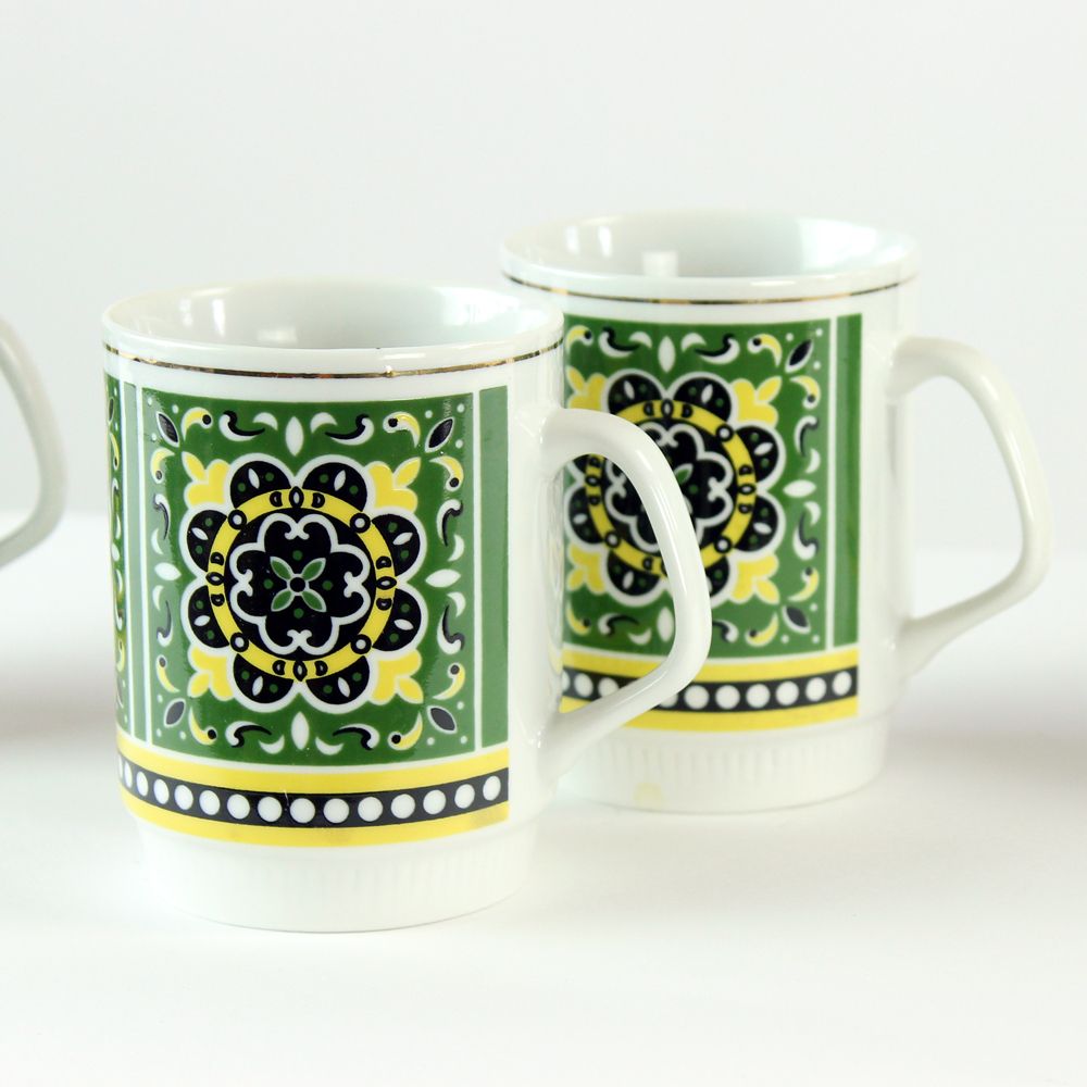 Set Of 4 Mugs In Porcelain, Czechoslovakia / China 1960s photo vinterior