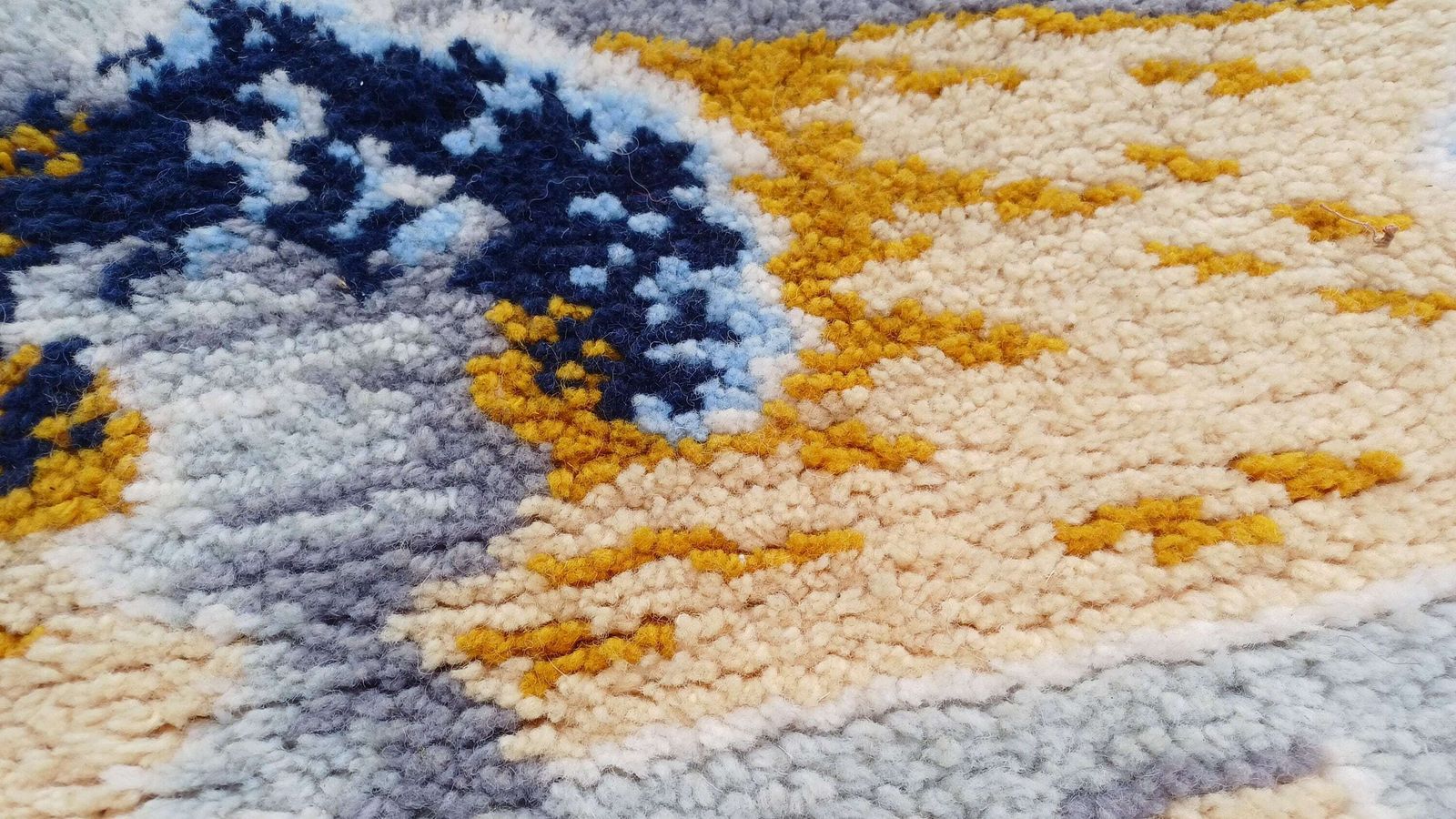 Vintage Hand Woven Wool Woollen Decorative Rug. Tapestry Look To It. Soft Touch. Vase Balustrade Landscape. photo vinterior