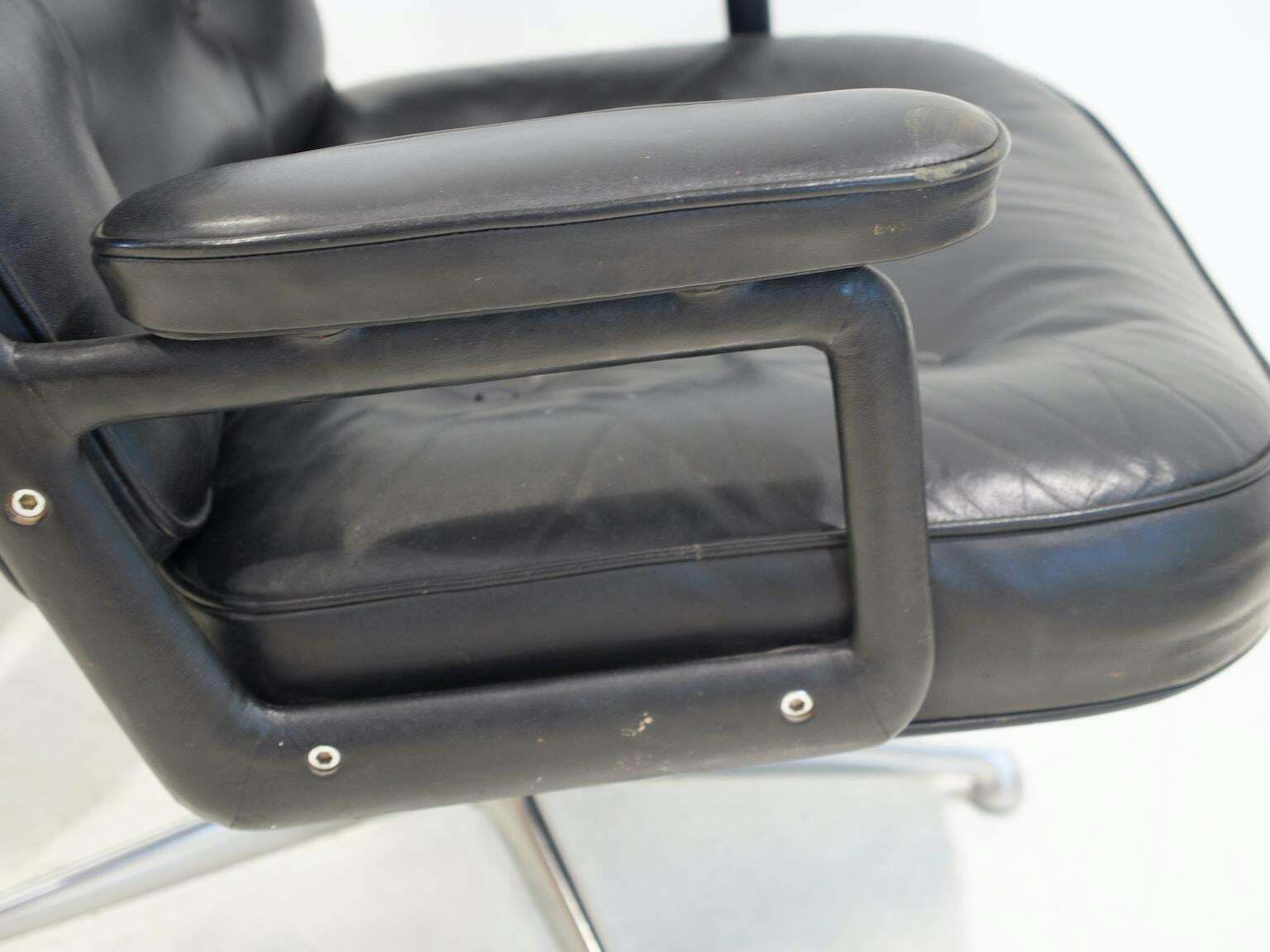 photo vinterior Pair Of Black Leather Executive Chairs By Charles And Ray Eames