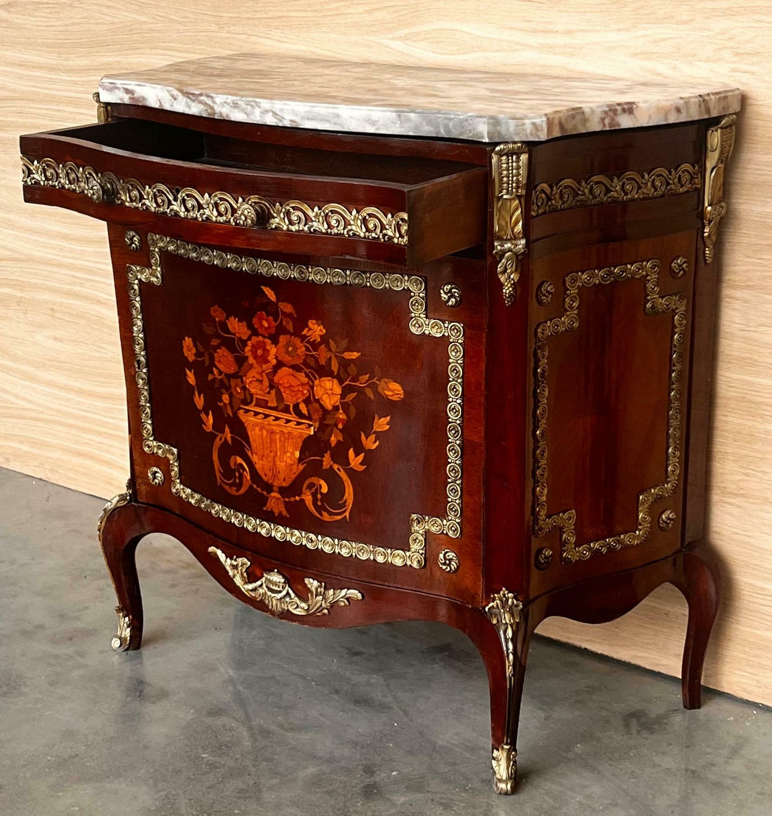 Buffet de style Louis XV à marqueterie florale, avec tiroir et porte photo vinterior