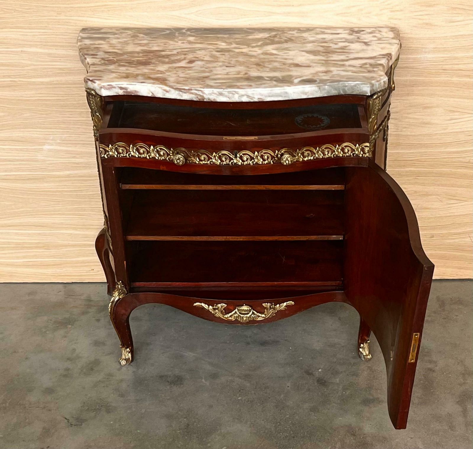 Buffet de style Louis XV à marqueterie florale, avec tiroir et porte photo vintage