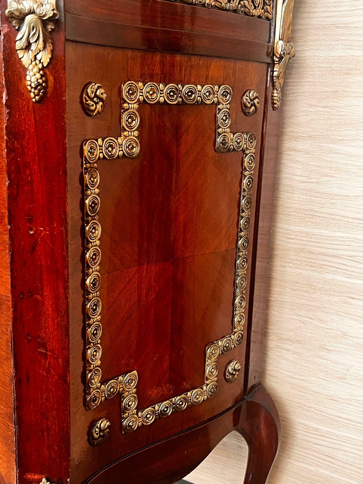 photo for sale Buffet de style Louis XV à marqueterie florale, avec tiroir et porte