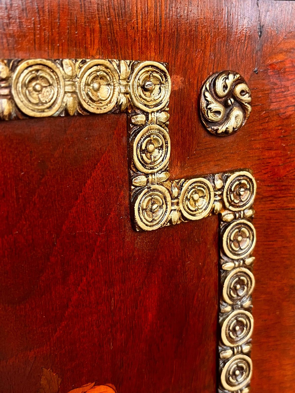 2780.0 Buffet de style Louis XV à marqueterie florale, avec tiroir et porte photo
