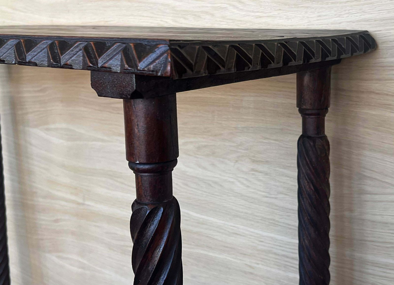 photo for sale Table d'appoint espagnole du XIXe siècle, pieds tournés sculptés et bords sculptés
