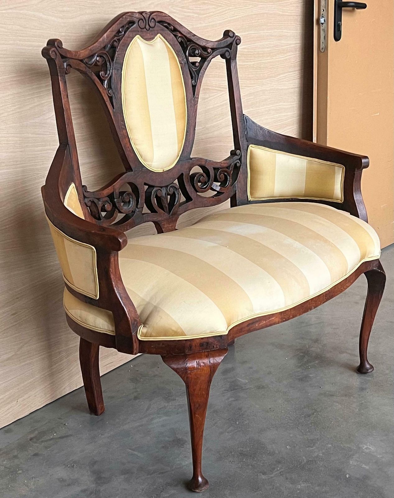 Paire de grands fauteuils Art Nouveau en noyer photo vinterior