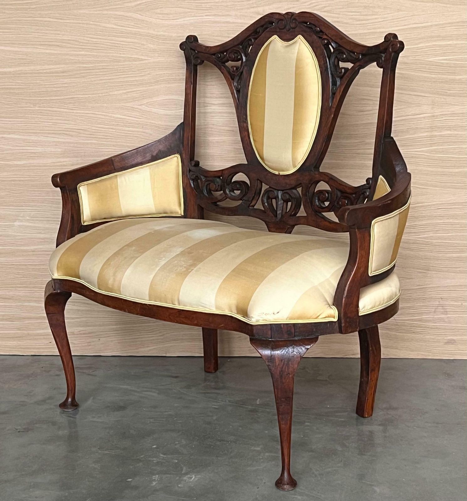 Paire de grands fauteuils Art Nouveau en noyer photo buy