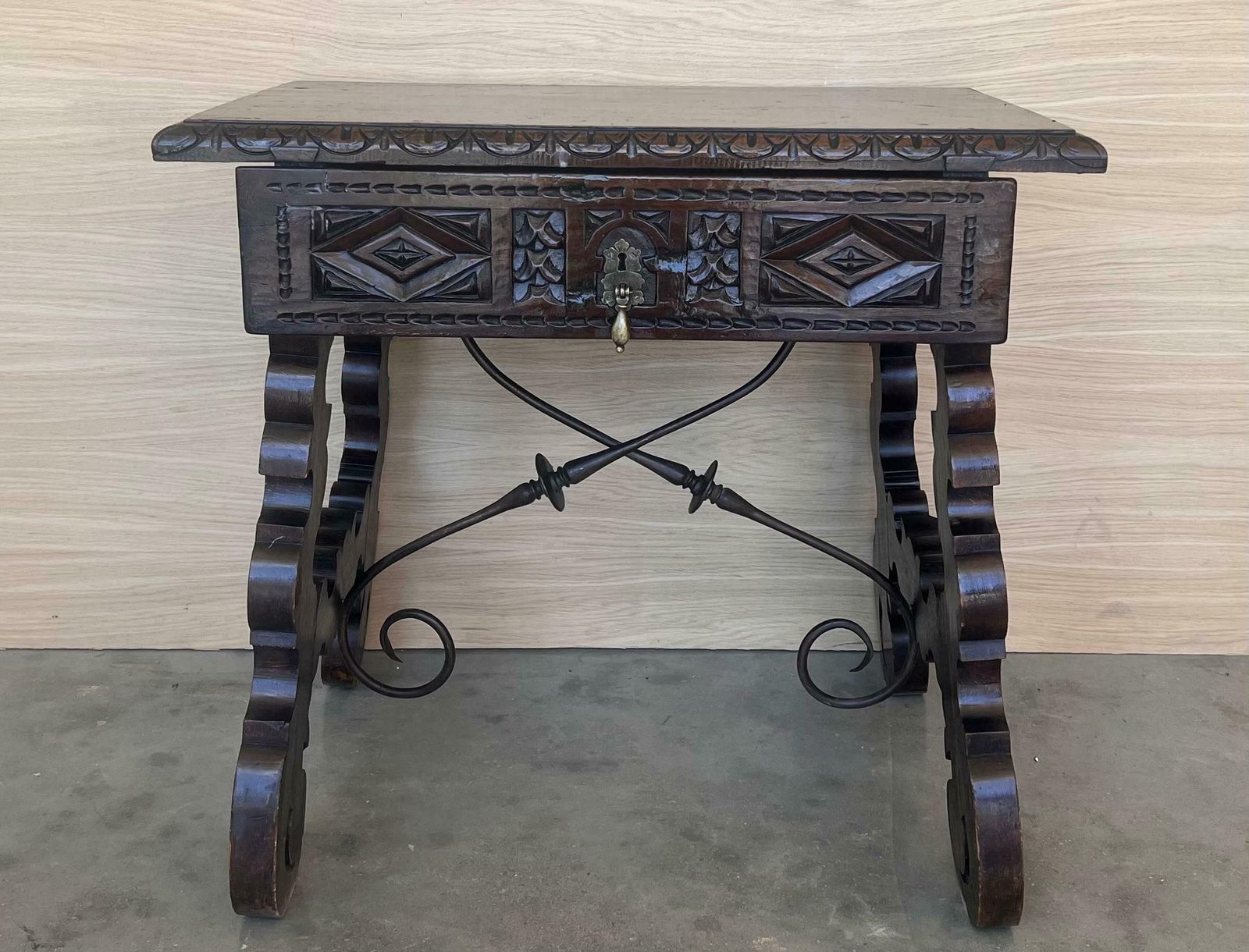 Console espagnole du XVIIIe siècle, tiroirs sculptés et quincaillerie d'époque photo for sale