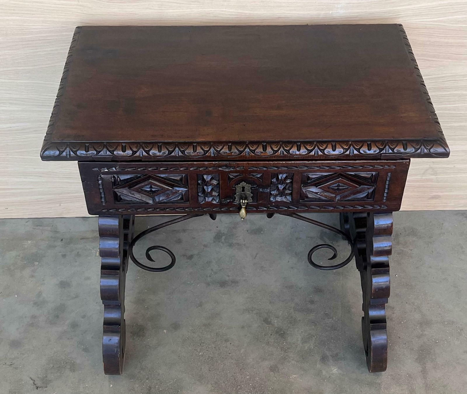 Console espagnole du XVIIIe siècle, tiroirs sculptés et quincaillerie d'époque photo vinterior
