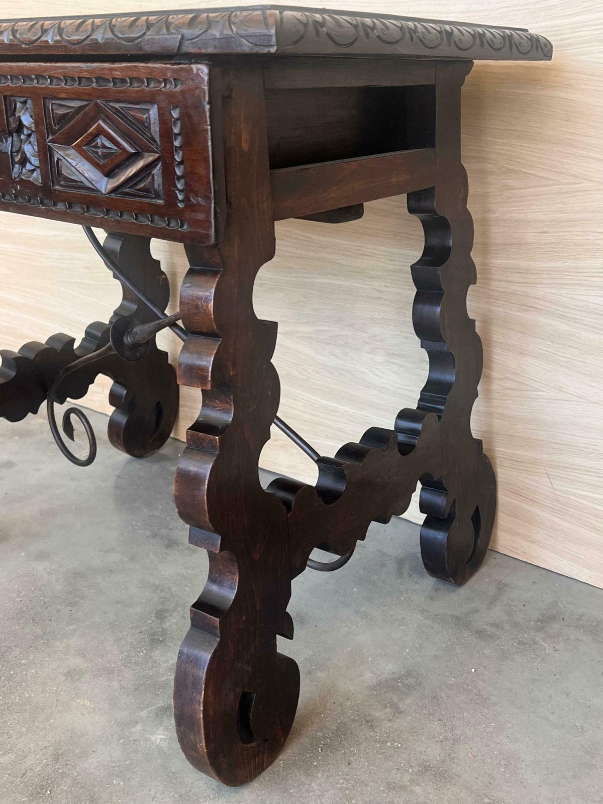 photo vinterior Console espagnole du XVIIIe siècle, tiroirs sculptés et quincaillerie d'époque