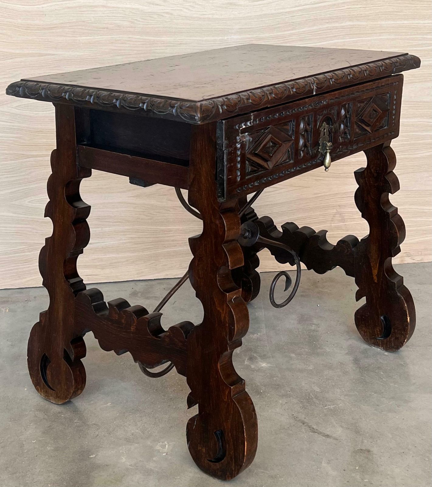 photo vintage Console espagnole du XVIIIe siècle, tiroirs sculptés et quincaillerie d'époque
