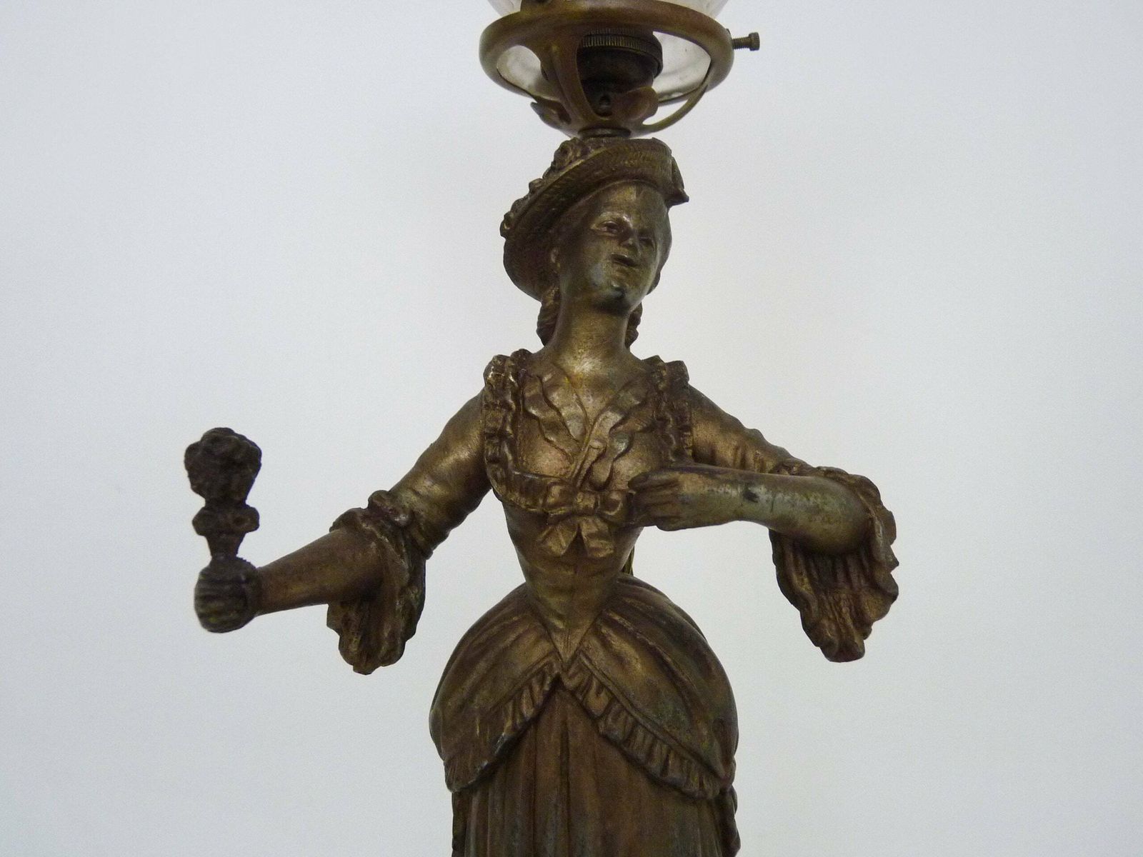 18th Century Nobility Woman Statue Lamp In Gilded Metal And Tulip photo vinterior
