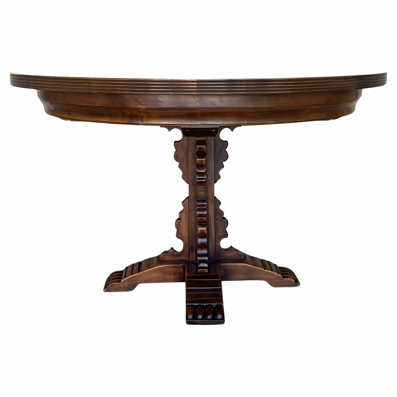 Table à manger ronde d'époque espagnole, sculptée à motifs figuratifs, pied central